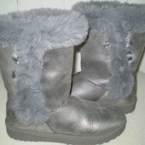 BIG GIRLS SIZE: 5 MED. WIDTH..SHINY LIGHT GRAY WINTER BOOTS.GENTLY WORN